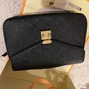 Black shoulder bag